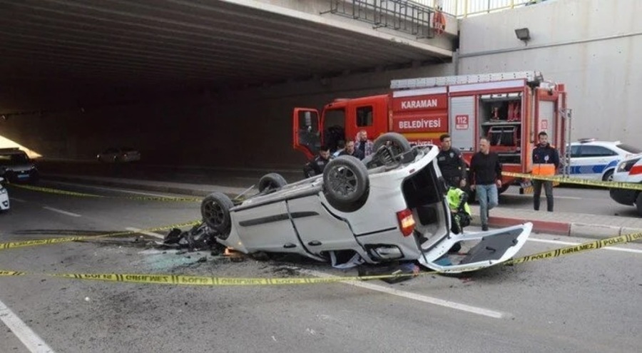 Üst geçitten düşen araçtaki 2 kişi öldü, 1 kişi yaralandı