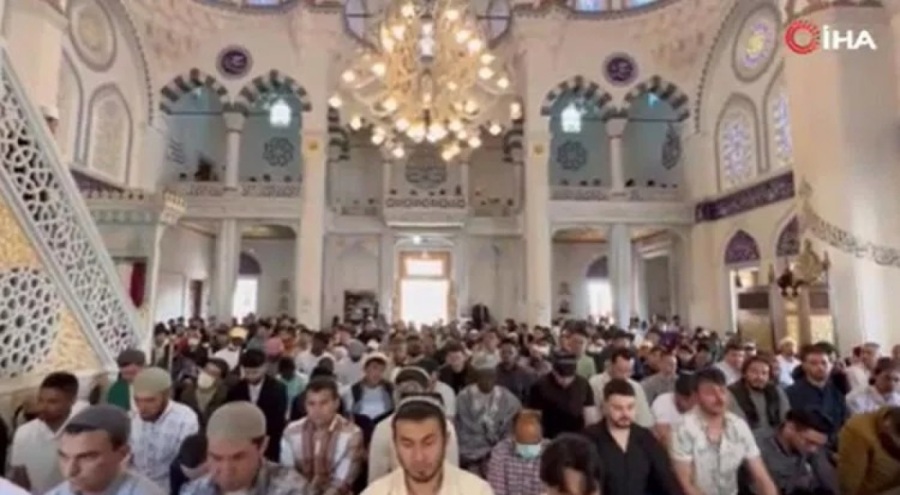 Tokyo Camii'nde bayram namazı 2 kez kılındı