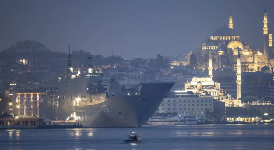 TCG Anadolu 23 Nisan'da İstanbul Boğazı'ndan selamlama geçişi