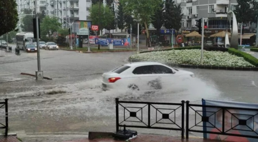 Adana'da kuvvetli yağış ve dolu sele sebep oldu