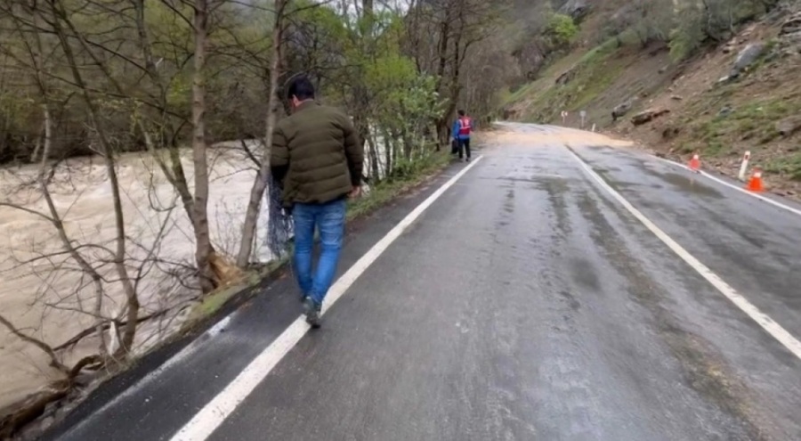 Munzur Çayı'na otomobil düştü! 3 kişi aranıyor