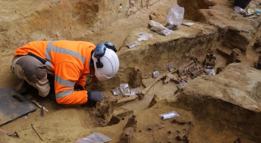 Paris'te 50 antik mezar bulundu