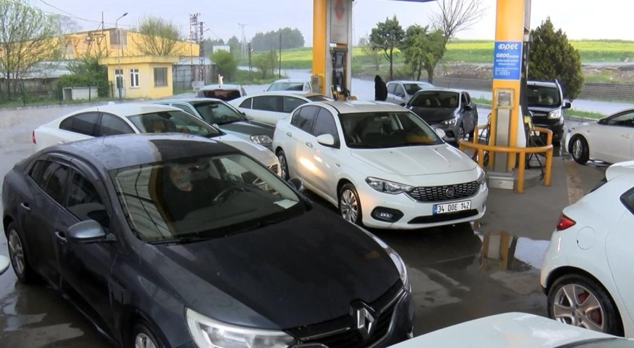 Doludan kaçan sürücüler akaryakıt istasyonuna sığındı