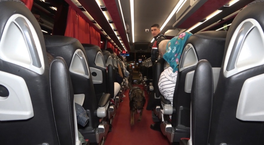 43 ilin geçiş güzergahında gece yarısı narkotik köpekli denetim