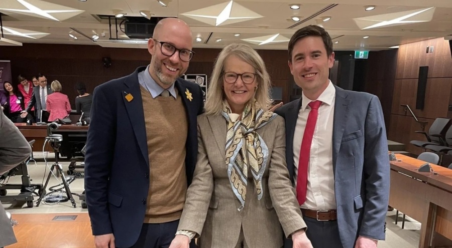 Erkek siyasetçiler topuklu ayakkabı giydi