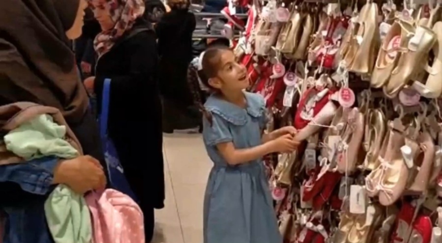 Depremzede Melek'in bayramlıkları Mehmet Kanar amcasından