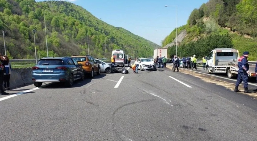 Anadolu Otoyolu'nda zincirleme kaza: İstanbul yönü trafiğe kapandı