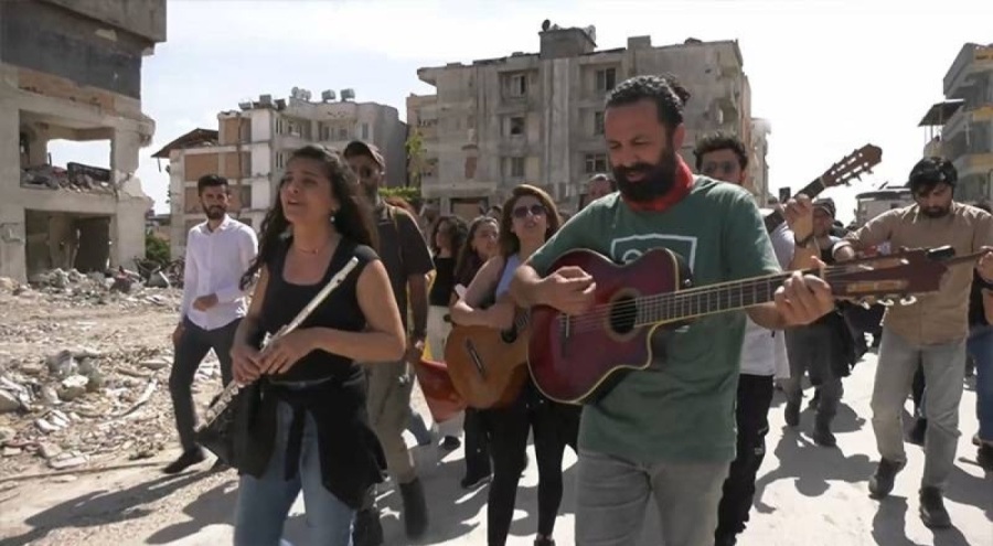 Müzisyenler Antakya'da müzik yaparak yürüyüş düzenledi