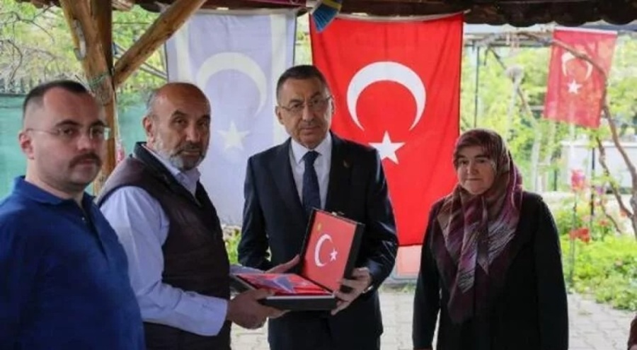 Cumhurbaşkanı Yardımcısı Oktay, Zeytindalı Harekatı'nın ilk şehidi Özalkan'ın ailesini ziyaret etti