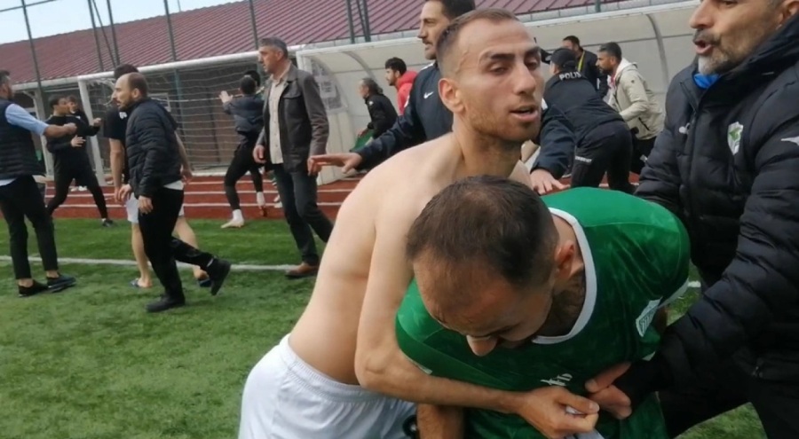 Güneysuspor ile Çayelispor maçında sahaya yakışmayan görüntüler