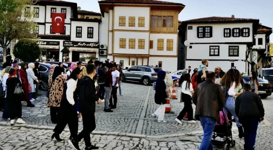 UNESCO Dünya Miras Listesi'nde yer alan Safranbolu, bayramda ziyaretçi akınına uğradı