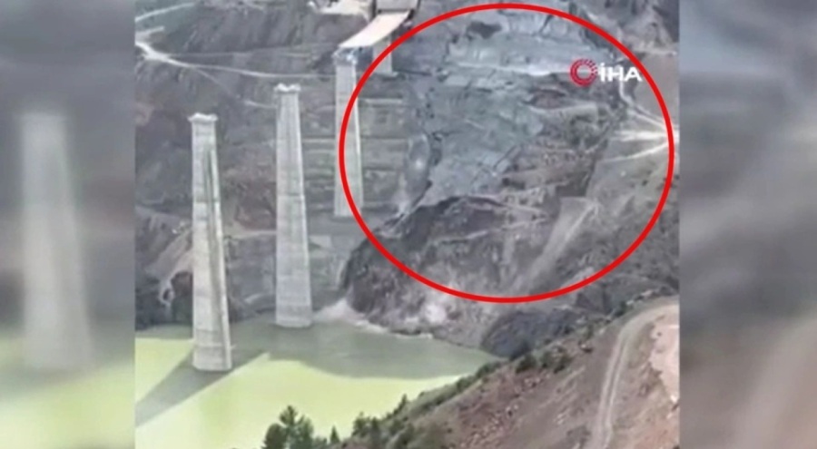 Yusufeli'nde heyelan: Yol inşaatının destekleme betonu çöktü