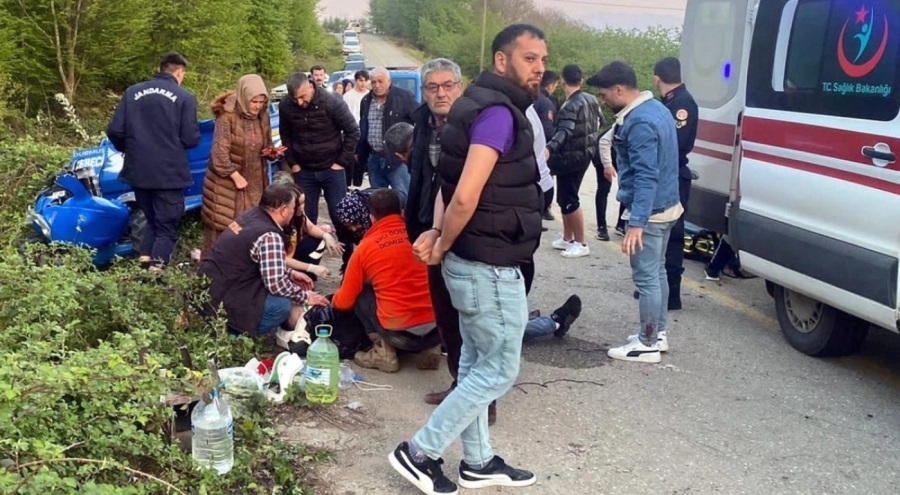 Düzce'de bayram ziyaretinden dönen ailenin bulunduğu patpat devrildi: Yaralılar var