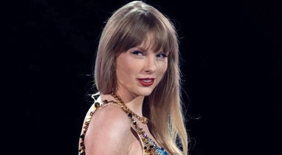 Taylor Swift yeni turnesinde Versace imzalı kıyafetleriyle çok konuşuldu