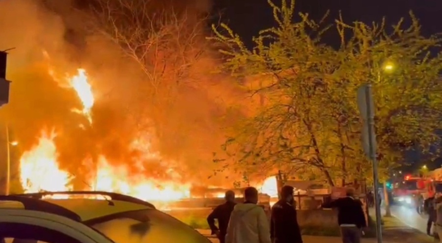 İkinci el eşyaların satıldığı dükkan alev alev yandı