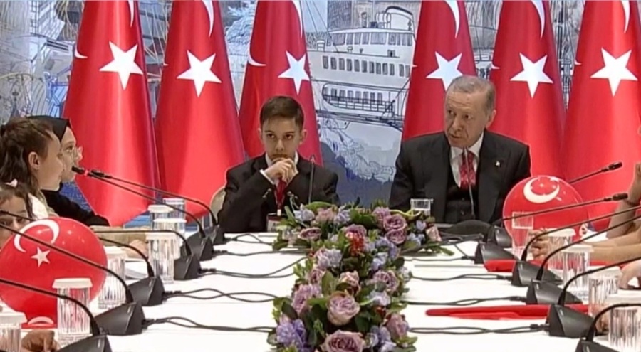Cumhurbaşkanı Erdoğan, Dolmabahçe'de depremzede çocuklarla