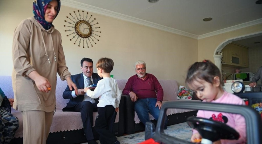 Bursa Osmangazi Belediyesi'nden depremzede miniğe hediye