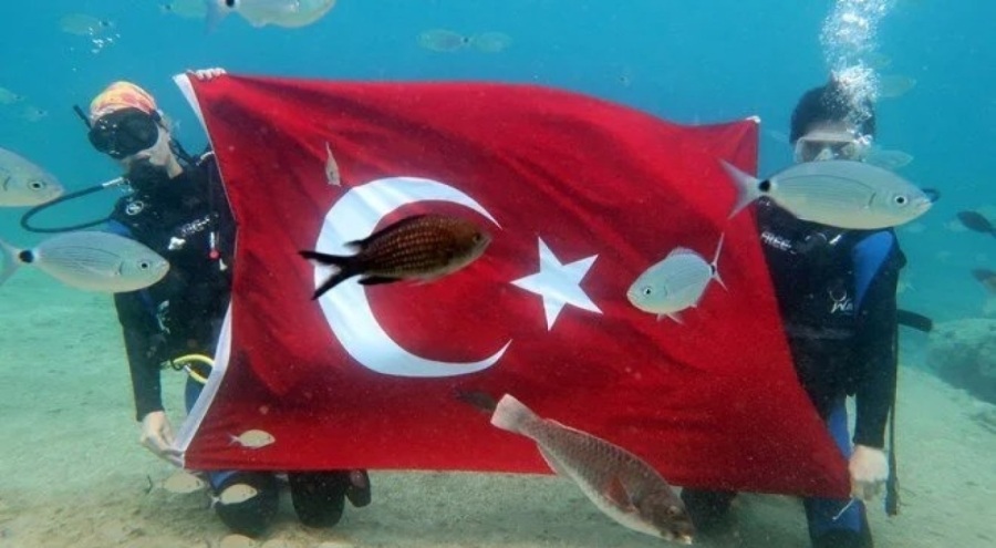 Dalgıçlar denizin dibinde Türk Bayrağı açtılar
