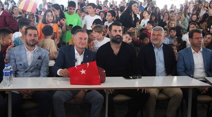 Fenerbahçeliler, 23 Nisan'ı depremzede çocuklarla kutladı