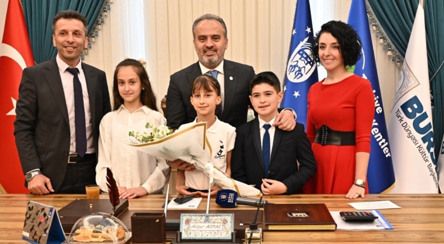 Bursa'da 3 minik başkan makam koltuğuna oturdu