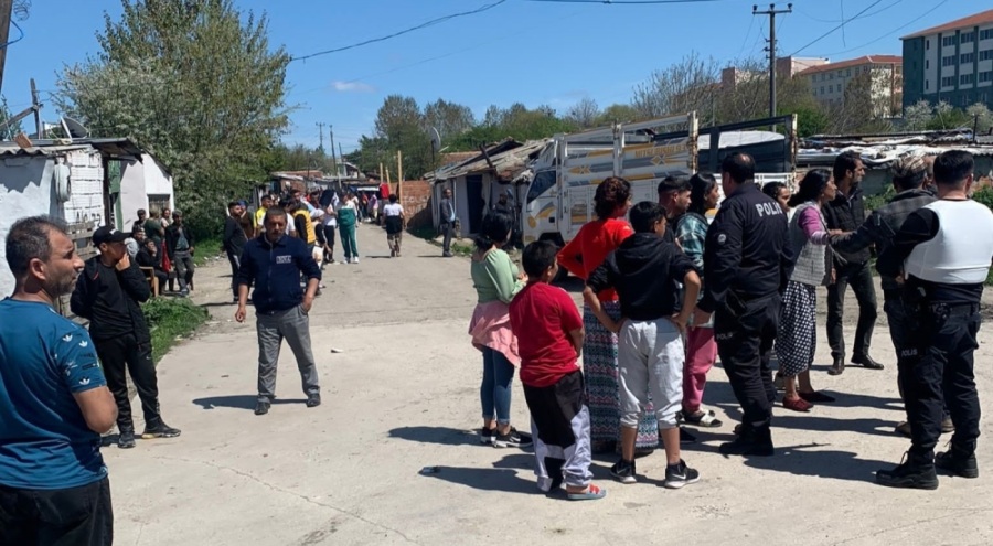 Çocuklara şeker dağıtan polisler kurşunlandı