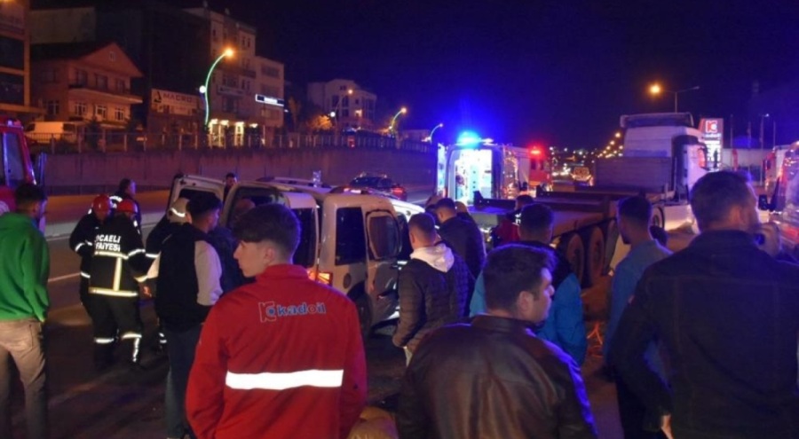 Benzinliğe giren TIR'a otomobil çarptı: 2'si ağır 4 yaralı