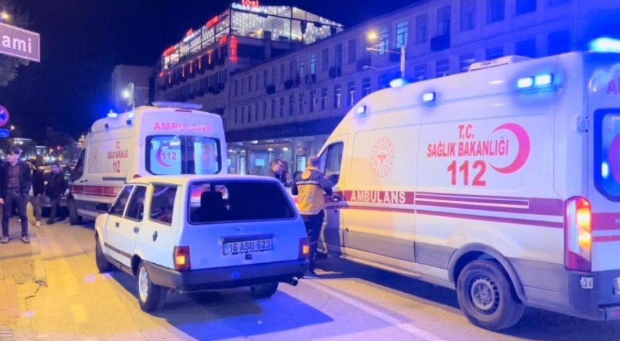 Bursa'da yolun karşısına geçmeye çalışan aileye otomobil çarptı