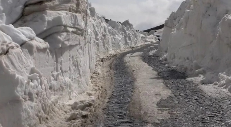 Nemrut Krater Dağı'nda 5 metrelik kar tünelleri görüldü