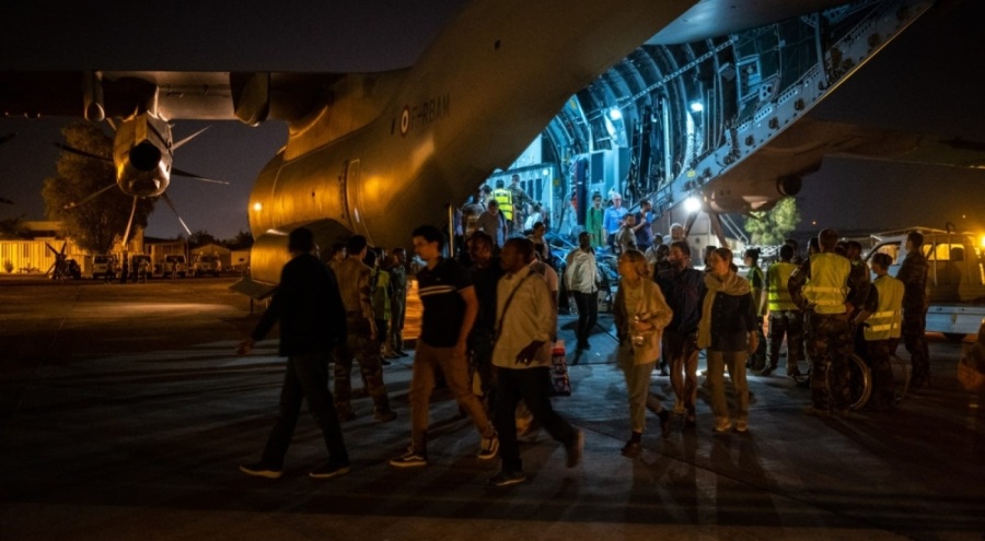 Fransa, Sudan'dan 388 kişinin tahliye etti