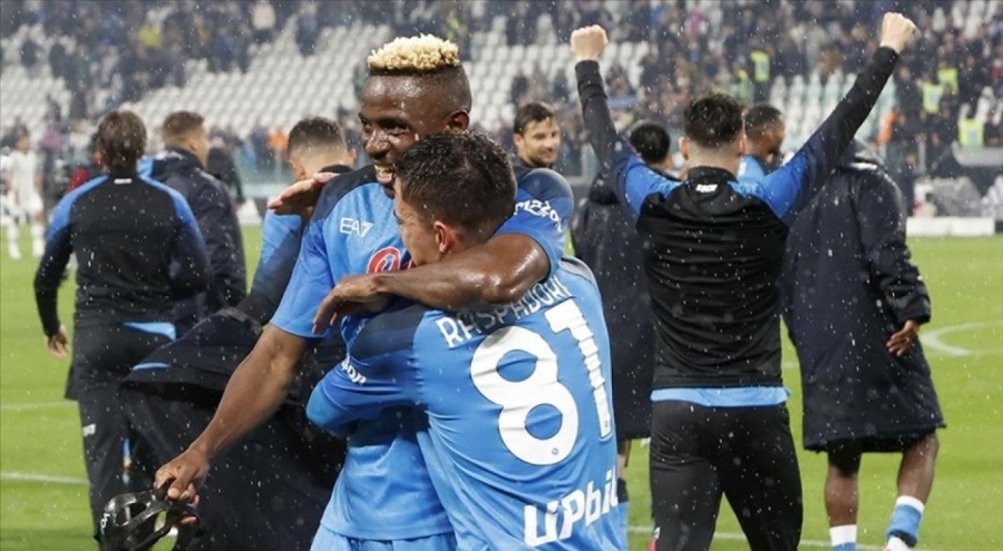Napoli, Juventus'u mağlup ederek zirvede arayı açtı