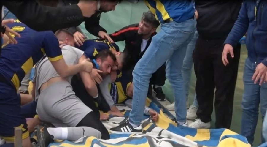 Maçta bariyerler devrildi: Futbolcu ve taraftarlar ölümden döndü!