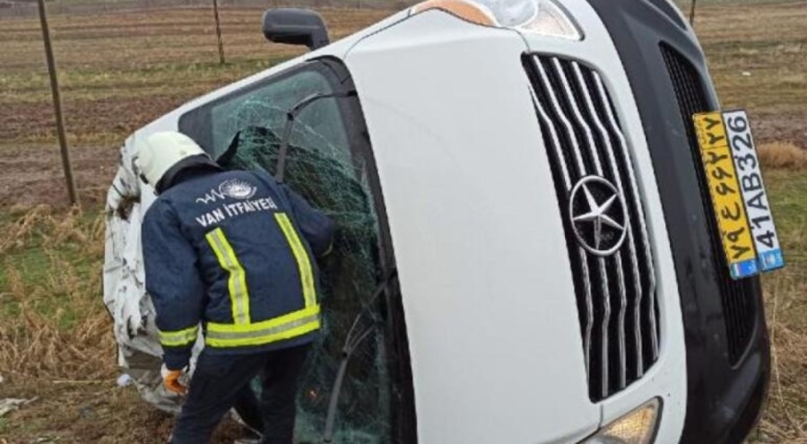 Van'da yolcu minibüsü devrildi; 12 İranlı yaralı