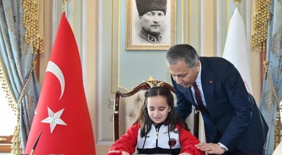 İstanbul Valisi Yerlikaya, 23 Nisan'da makamını depremzede Deniz'e bıraktı