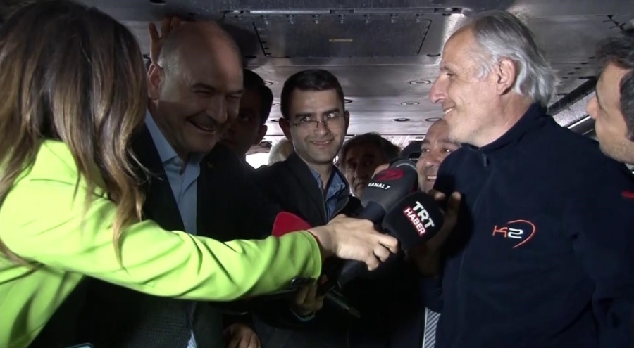 Bakan Soylu, Atatürk Oto Sanayi Sitesi'nde ustalarla Togg'u inceledi