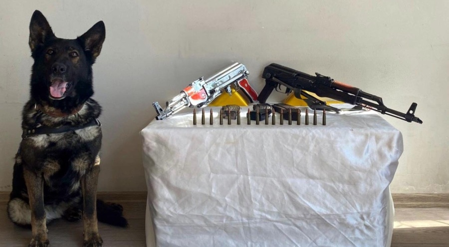 Yolcu çantasından 2 Kalaşnikof tüfek çıktı