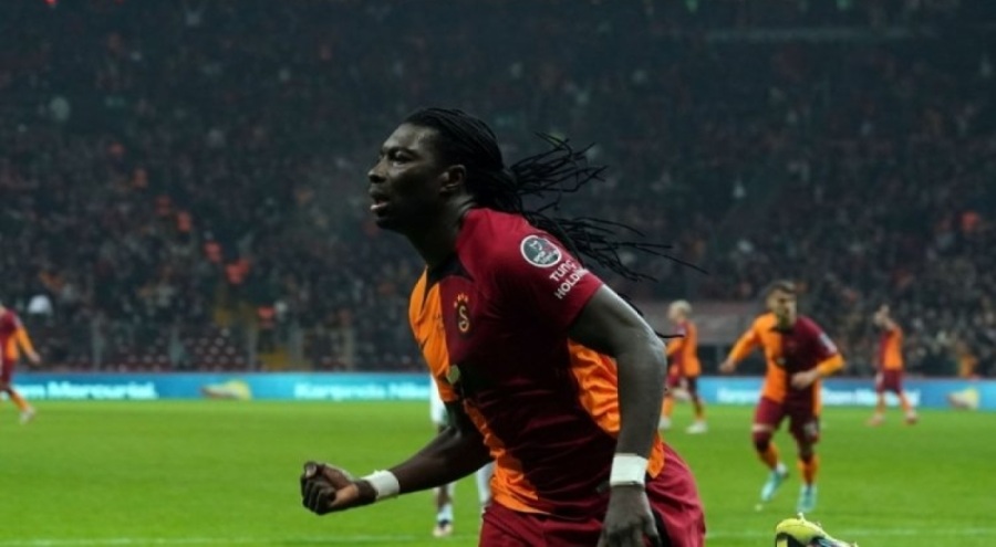 Galatasaray'da Gomis sorunu tatlıya bağlandı