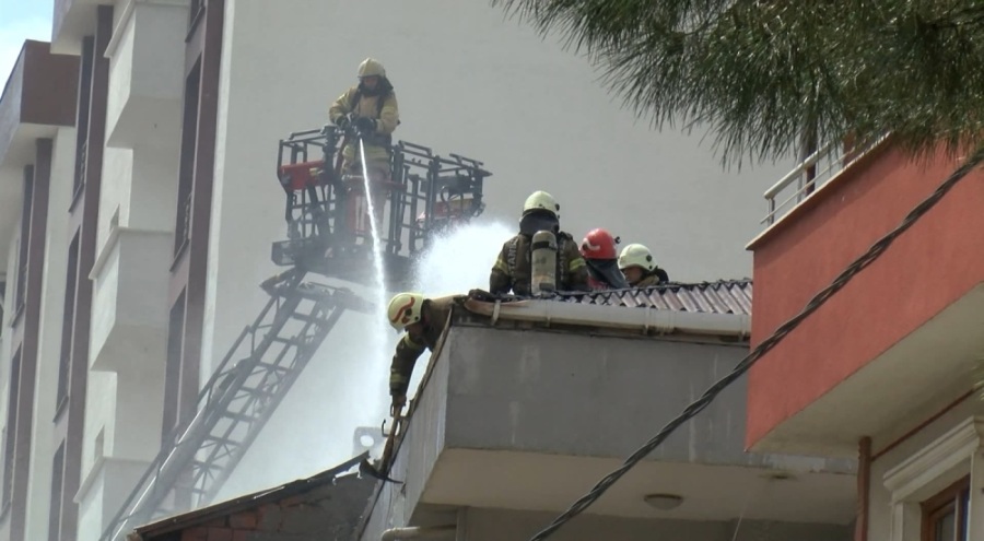 İstanbul'da 3 katlı 2 binanın çatısı alev alev yandı