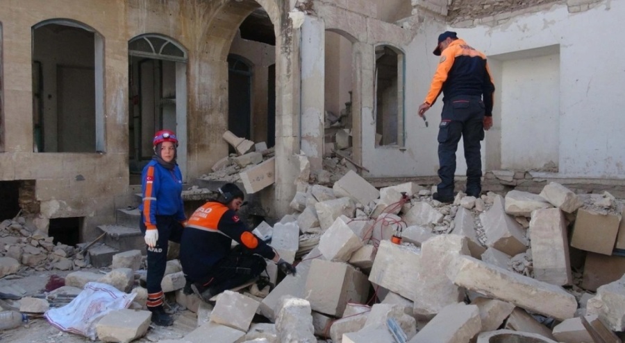 Kilis'te ağır hasarlı binanın bir kısmı çöktü