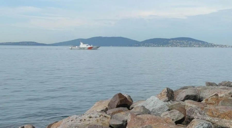 İstanbul'da denize düşen üç kişiden biri kayıp!
