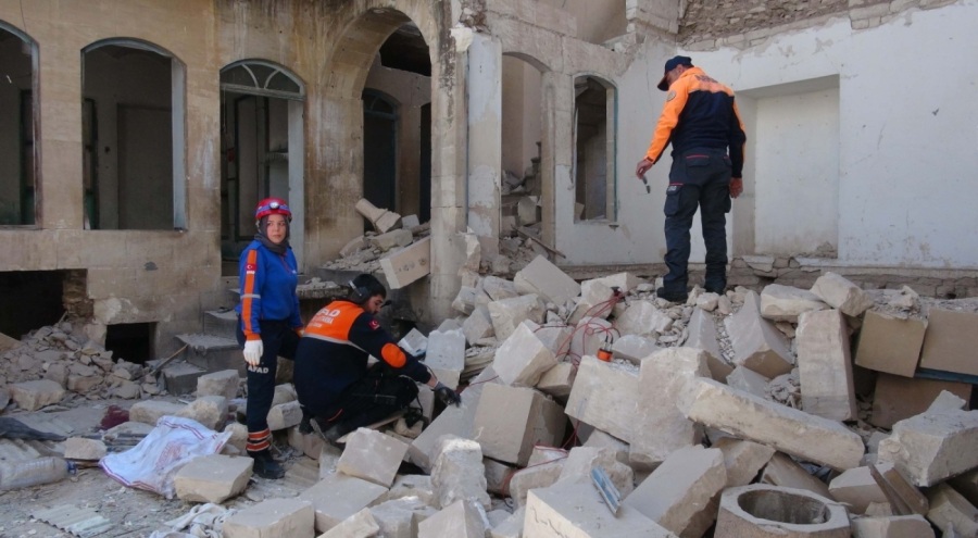 Kilis'te ağır hasarlı bina çöktü