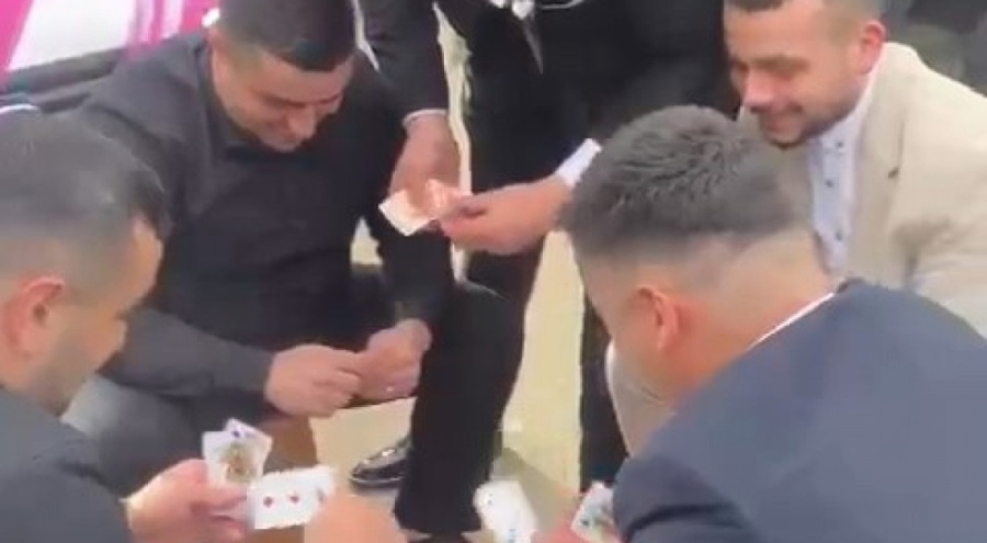 Düğün konvoyunun önünü kesip, iskambil oynadılar