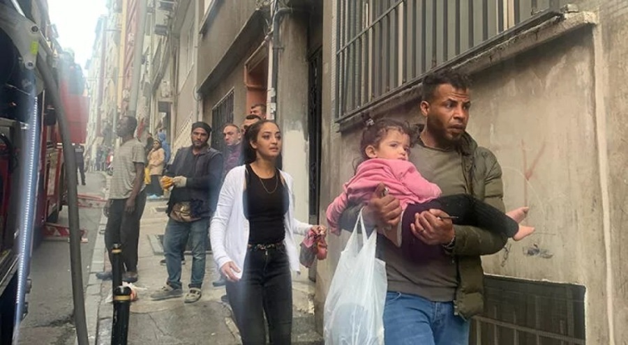 İstanbul Şişli'de yangın: Mahsur kalan 2 çocuğu inşaat işçileri kurtardı