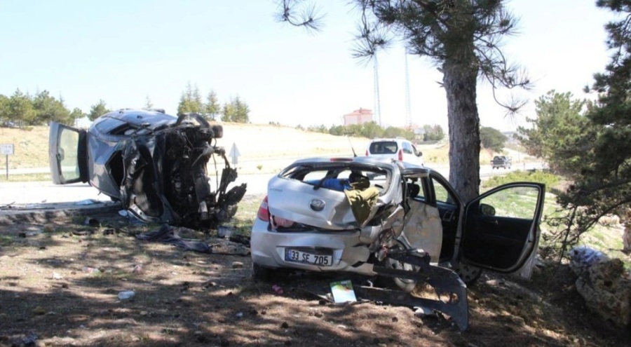 Yol kenarında duran otomobile arkadan gelen araç çarptı: Yaralılar var