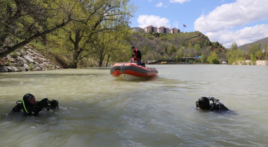 Munzur Çayı'na uçan otomobildeki 3 genç, 5 gündür aranıyor