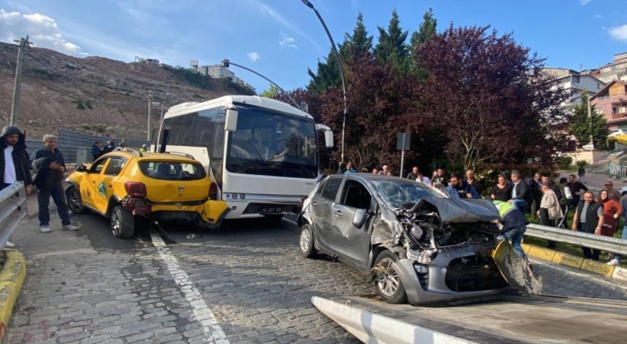 Freni patlayan midibüs 5 araca çarptı