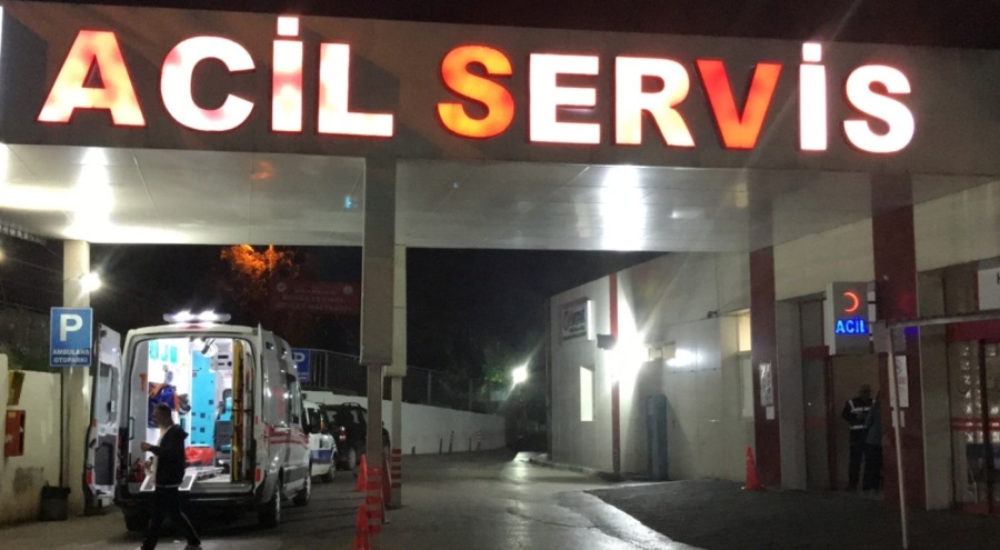 İETT otobüsü ile servis aracı çarpıştı