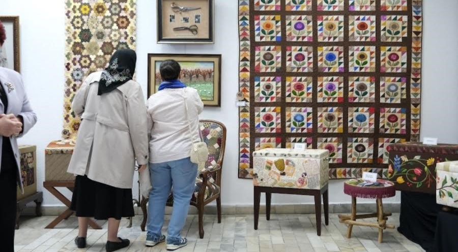 Bursa'da düzenlenen serginin geliri depremzede kadınlara bağışlanacak