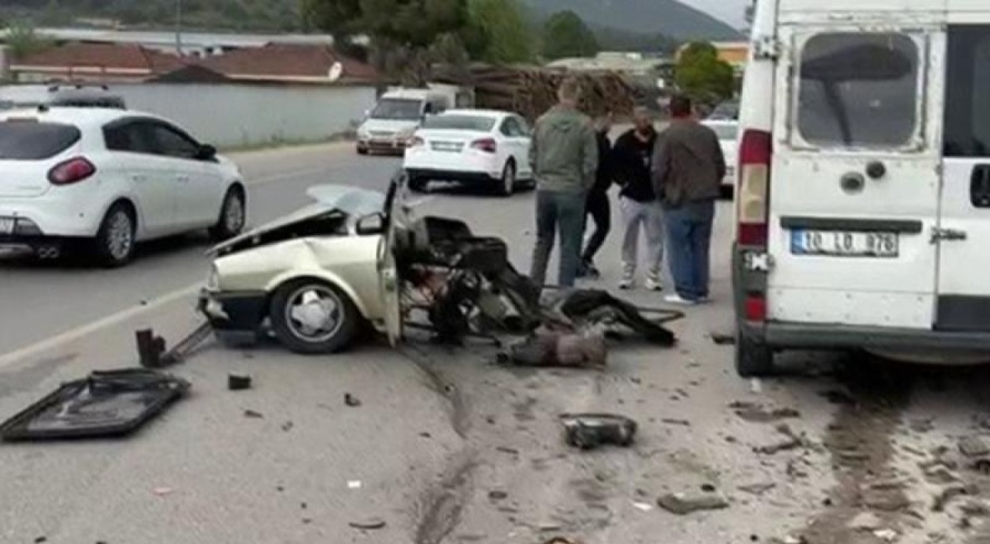 İzmir'de kaza: Otomobil ikiye bölündü