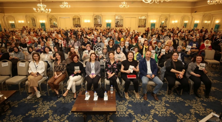 Pınar Öğünç.  "Nilüfer'de Kadın Hayata Yakın" etkinliğinde Bursa Nilüferli kadınlarla buluştu