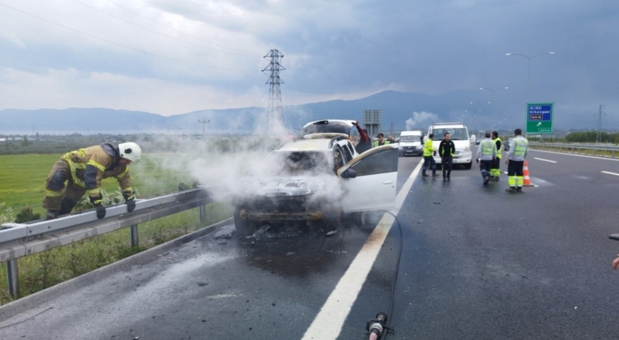 Bursa'da seyir halindeki araç alev alev yandı